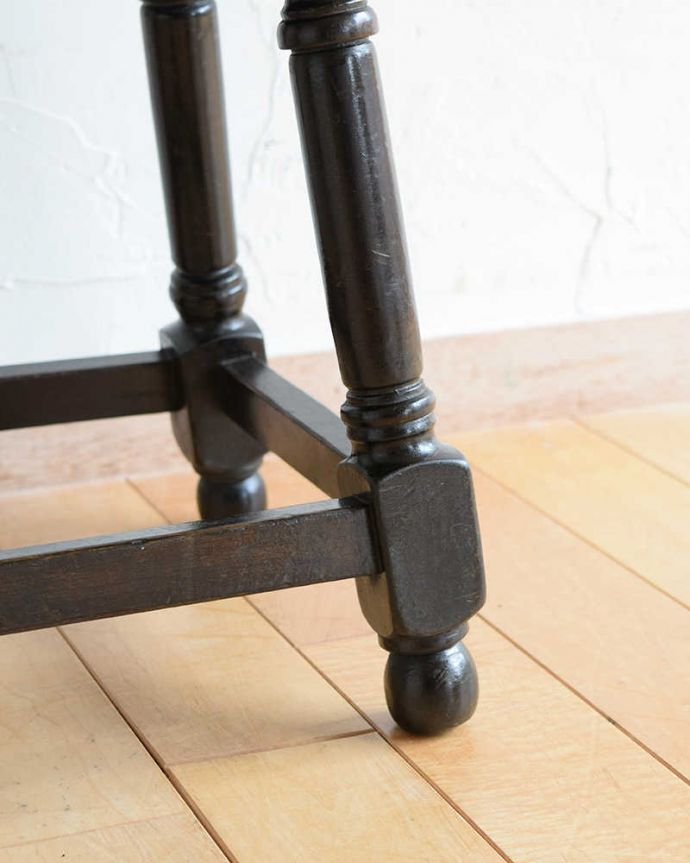 布座面　アンティーク チェア　イギリスで見つけた丸い座面のアンティークスツール。移動もラクラクの理由は…Handleではアンティークチェアの脚の裏にフェルトキーパーをお付けしています。(k-1502-c)