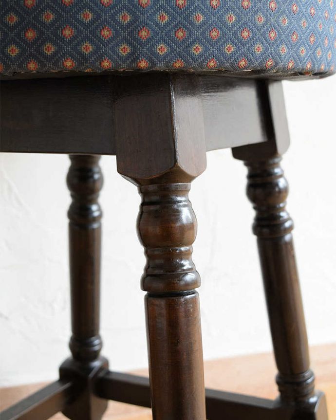 布座面　アンティーク チェア　イギリスで見つけた丸い座面のアンティークスツール。アンティークらしい彫現代のように機械が発達していない時代に、どうやって彫ったんだろう･･･不思議になるくらいの美しさです。(k-1502-c)