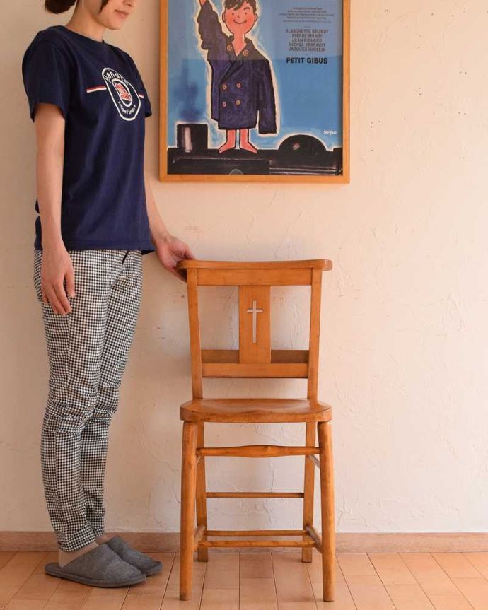 ダイニングチェア アンティーク チェア クロスデザインの聖書箱付きのチャーチチェア、英国アンティーク椅子。教会で使われていた椅子名前の通り、日曜日に礼拝に教会に来た人たちが座っていたチャーチチェア。(k-1505-c)