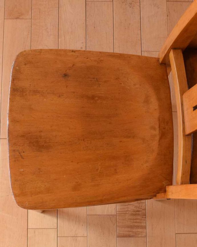 ダイニングチェア アンティーク チェア クロスデザインの聖書箱付きのチャーチチェア、英国アンティーク椅子。座面に隠されたヒミツ日曜礼拝で長時間座っていても疲れないように、お尻と太もも部分に彫が入っているんです。(k-1505-c)