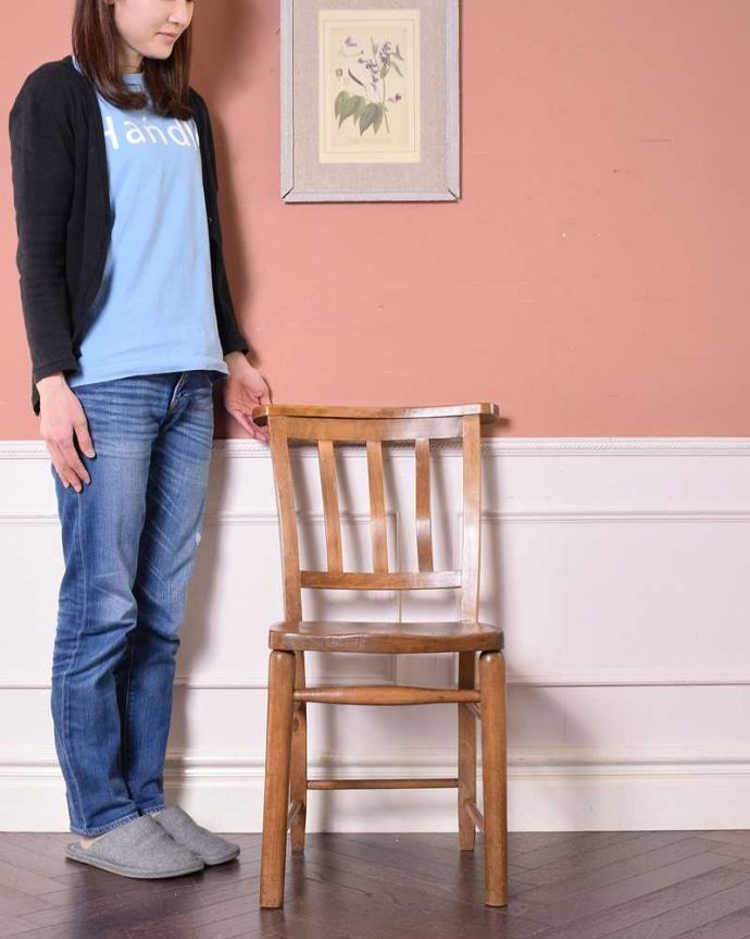 ダイニングチェア　アンティーク チェア　ダイニングにもおすすめのアンティークチェア、木製のチャペルチェア。教会で使われていた椅子名前の通り、日曜日に礼拝に教会に来た人たちが座っていたチャーチチェア。(k-1506-c)