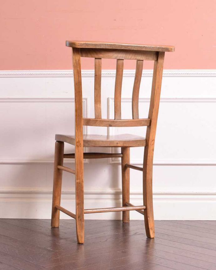 ダイニングチェア　アンティーク チェア　ダイニングにもおすすめのアンティークチェア、木製のチャペルチェア。後ろ姿にも自信があります！教会でズラーっと並べられていた感じで後ろから眺めてみましょう。(k-1506-c)
