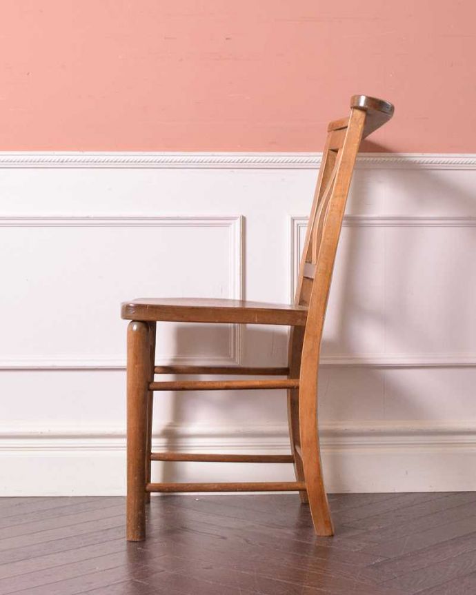 ダイニングチェア　アンティーク チェア　ダイニングにもおすすめのアンティークチェア、木製のチャペルチェア。横から見るとこんな感じ脚もとにある桟は、礼拝に来た人たちの荷物置き場。(k-1506-c)