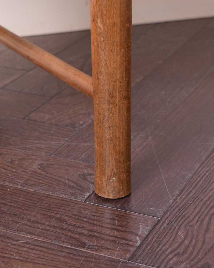 ダイニングチェア　アンティーク チェア　ダイニングにもおすすめのアンティークチェア、木製のチャペルチェア。床を滑らせて移動出来ますHandleではアンティークチェアの脚の裏にフェルトキーパーをお付けしています。(k-1506-c)