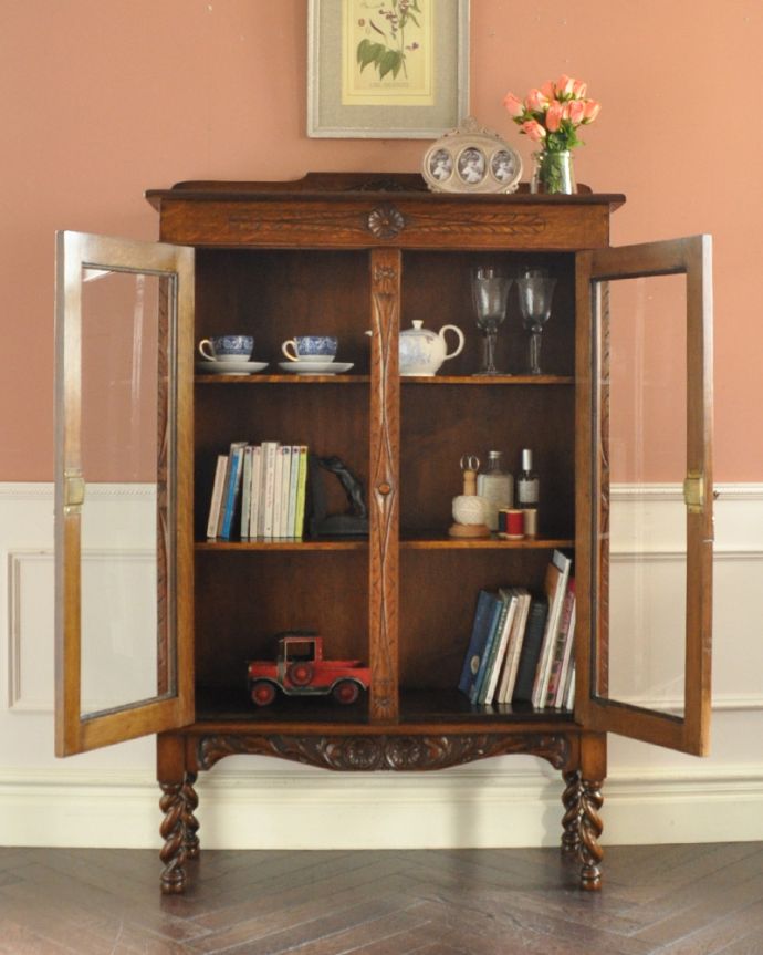 アンティークのキャビネット アンティーク家具 隅々まで施された彫りがとても美しい、英国で出会ったツイスト脚のアンティークブックケース(本棚)。棚板は2枚です。(k-1507-f)