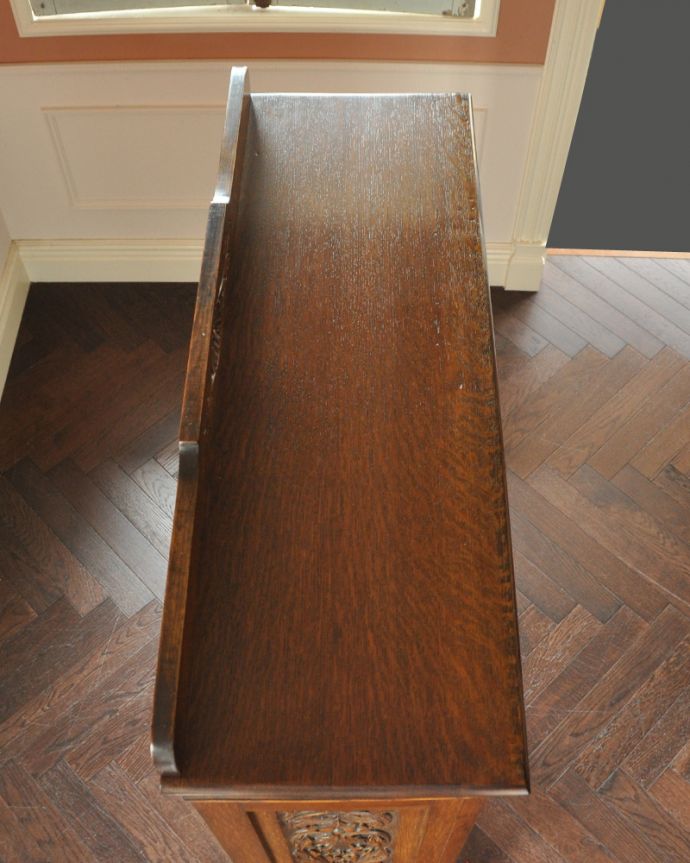 アンティークのキャビネット アンティーク家具 隅々まで施された彫りがとても美しい、英国で出会ったツイスト脚のアンティークブックケース(本棚)。天板の塗装もキレイに仕上げました。(k-1507-f)