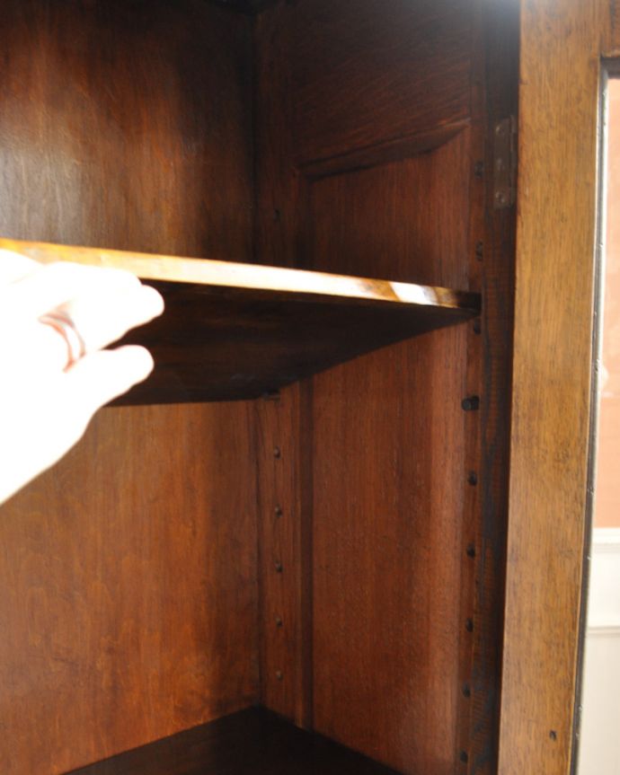 アンティークのキャビネット アンティーク家具 隅々まで施された彫りがとても美しい、英国で出会ったツイスト脚のアンティークブックケース(本棚)。棚板は取り外すことも可能です。(k-1507-f)