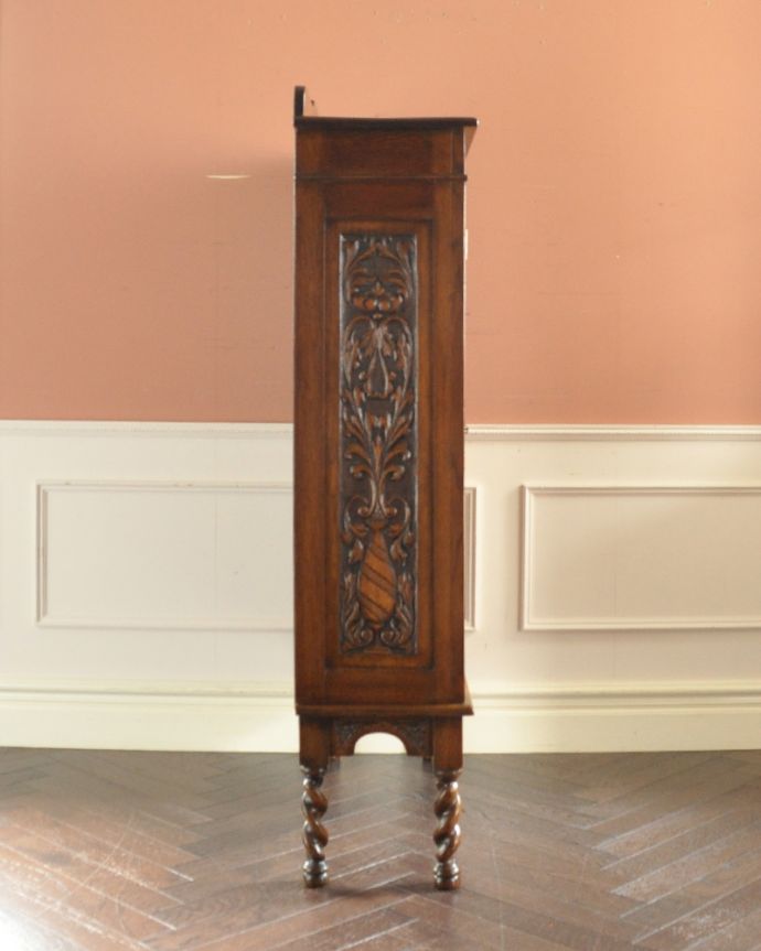 アンティークのキャビネット アンティーク家具 隅々まで施された彫りがとても美しい、英国で出会ったツイスト脚のアンティークブックケース(本棚)。横から見てもピカピカです。(k-1507-f)