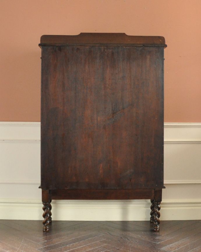 アンティークのキャビネット アンティーク家具 隅々まで施された彫りがとても美しい、英国で出会ったツイスト脚のアンティークブックケース(本棚)。アンティークは新品ではないので、もちろん経年変化によるキズはありますが、専門の職人が目立たないようキレイにお直しをしているので、後姿までキレイです。(k-1507-f)