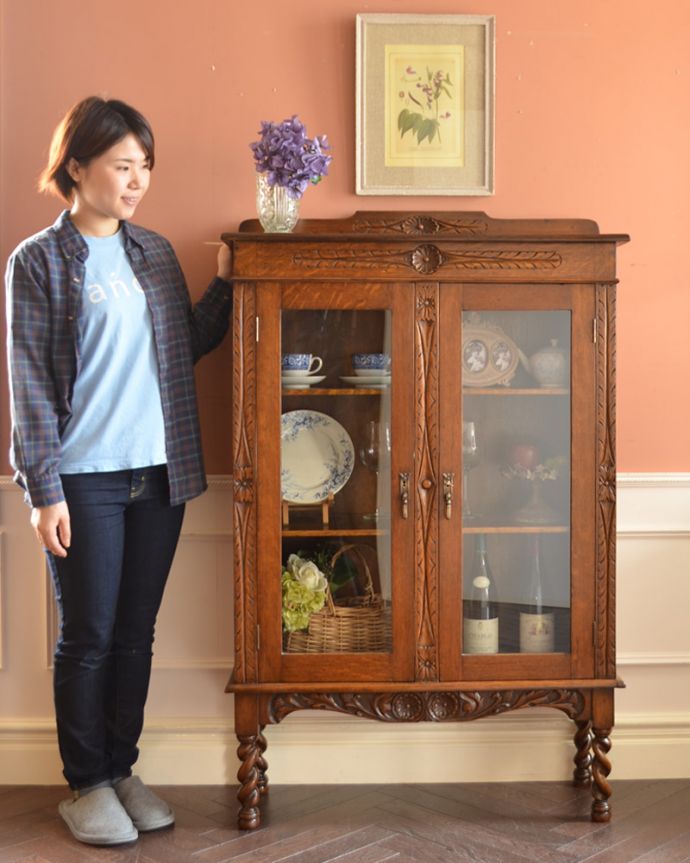 アンティークのキャビネット アンティーク家具 隅々まで施された彫りがとても美しい、英国で出会ったツイスト脚のアンティークブックケース(本棚)。奥行きが浅く、スッキリとした美しいショーケース。(k-1507-f)