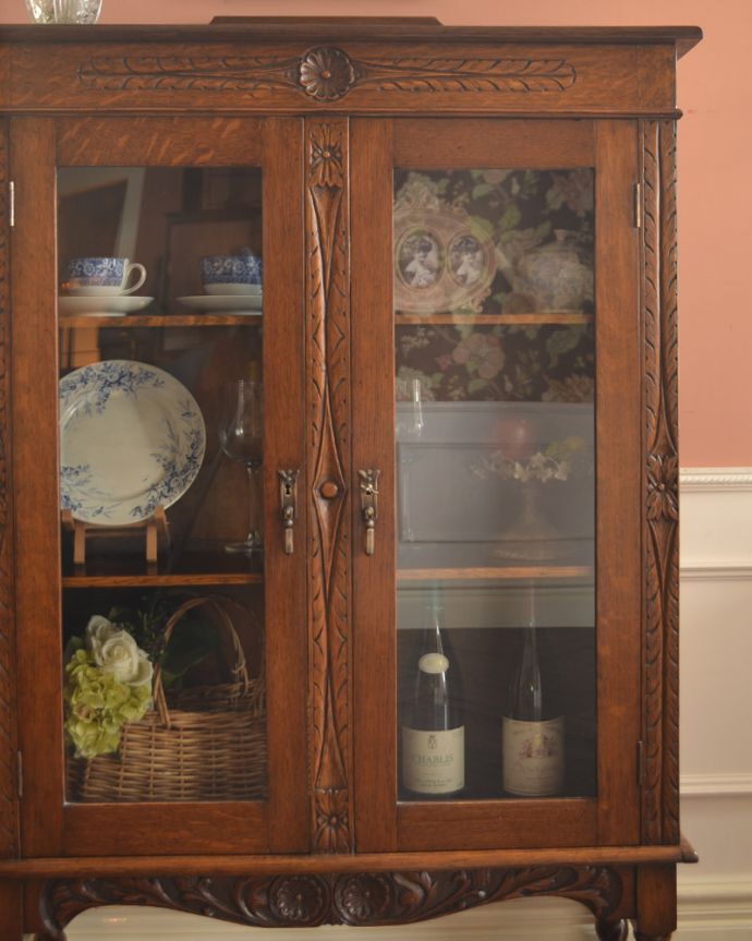 アンティークのキャビネット アンティーク家具 隅々まで施された彫りがとても美しい、英国で出会ったツイスト脚のアンティークブックケース(本棚)。どんなものを飾っても、素敵に見えてしまうキャビネット。(k-1507-f)