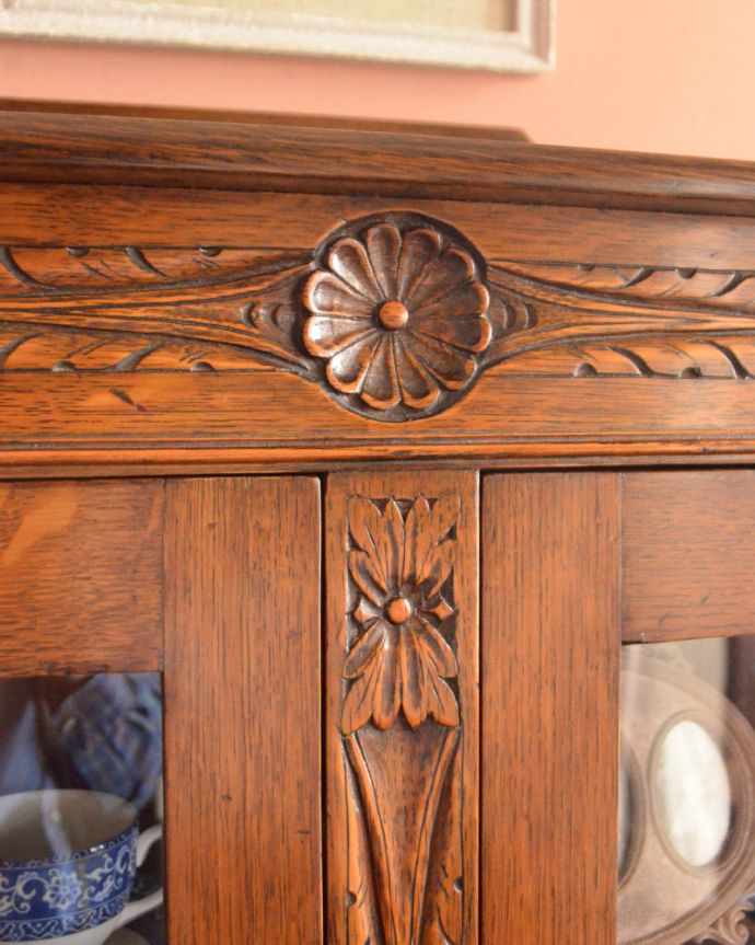 アンティークのキャビネット アンティーク家具 隅々まで施された彫りがとても美しい、英国で出会ったツイスト脚のアンティークブックケース(本棚)。お花の彫があちこちに見られます。(k-1507-f)