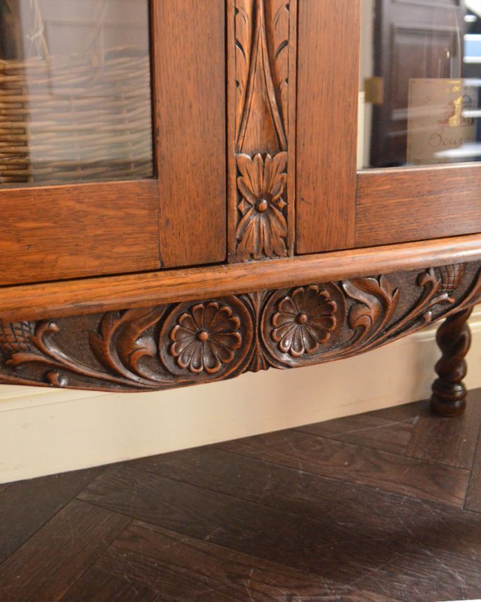 アンティークのキャビネット アンティーク家具 隅々まで施された彫りがとても美しい、英国で出会ったツイスト脚のアンティークブックケース(本棚)。脚元にも抜かりなく、ぎっしりと彫を施しています。(k-1507-f)