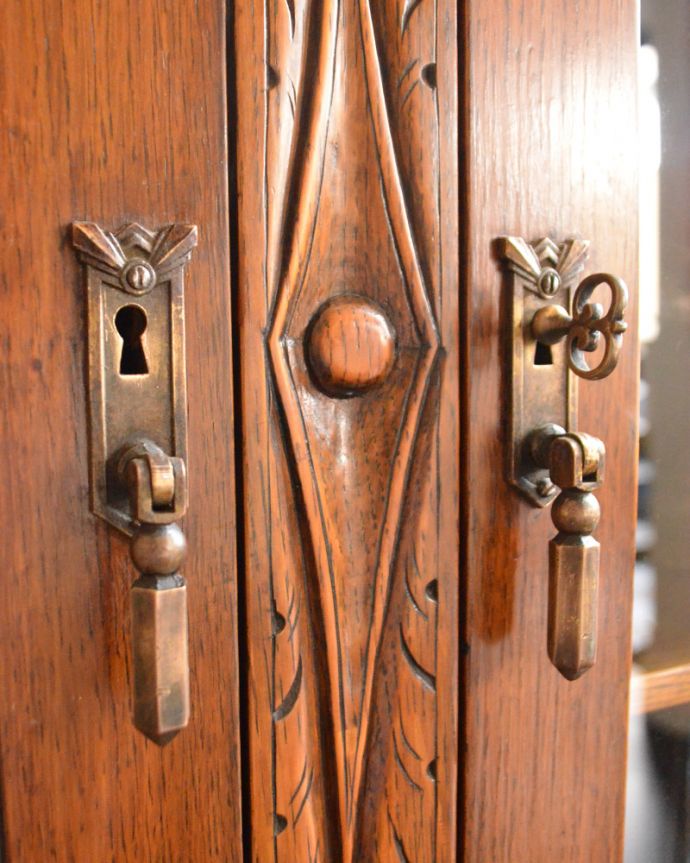 アンティークのキャビネット アンティーク家具 隅々まで施された彫りがとても美しい、英国で出会ったツイスト脚のアンティークブックケース(本棚)。アンティークならではの重厚感のある取っ手です。(k-1507-f)