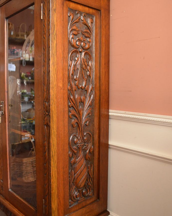 アンティークのキャビネット アンティーク家具 隅々まで施された彫りがとても美しい、英国で出会ったツイスト脚のアンティークブックケース(本棚)。キャビネットの側面には、まるで絵画のような贅沢な彫が施されています。(k-1507-f)