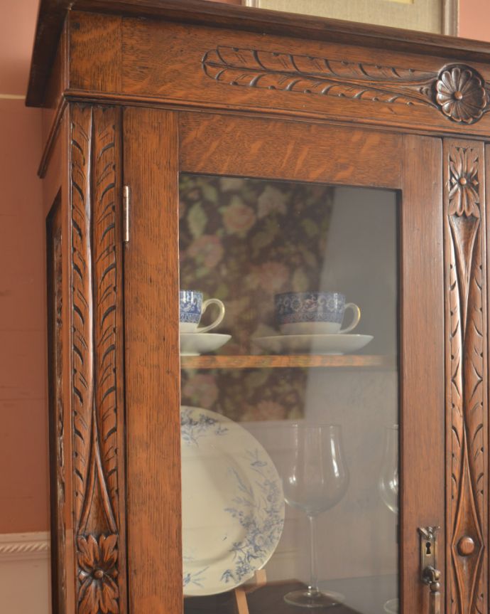 アンティークのキャビネット アンティーク家具 隅々まで施された彫りがとても美しい、英国で出会ったツイスト脚のアンティークブックケース(本棚)。ガラスももちろん当時のもの。(k-1507-f)