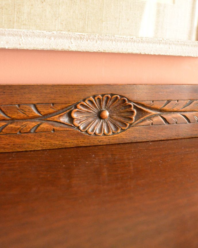 アンティークのキャビネット アンティーク家具 隅々まで施された彫りがとても美しい、英国で出会ったツイスト脚のアンティークブックケース(本棚)。トップにまで美しいお花の彫りが付いています。(k-1507-f)