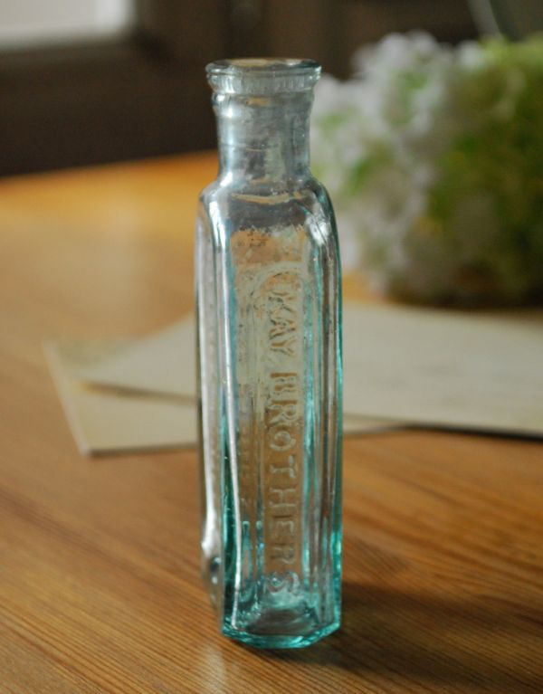 アンティーク雑貨 人気の英国インテリア雑貨 ガラスのアンティークボトル。厚みのあるガラスは、光が差し込むとこんなにもキラキラと美しいんです!ぜひ、窓辺で楽しんでいただきたいですね。(k-1510-z)