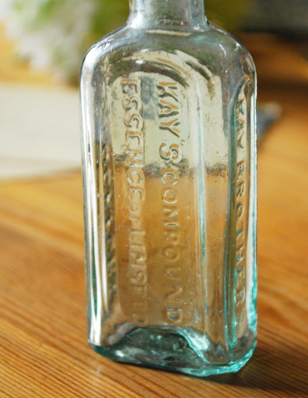 アンティーク雑貨 人気の英国インテリア雑貨 ガラスのアンティークボトル。ミルクや薬品、調味料など様々な用途で使われてきたアンティークボトルたちです。(k-1510-z)