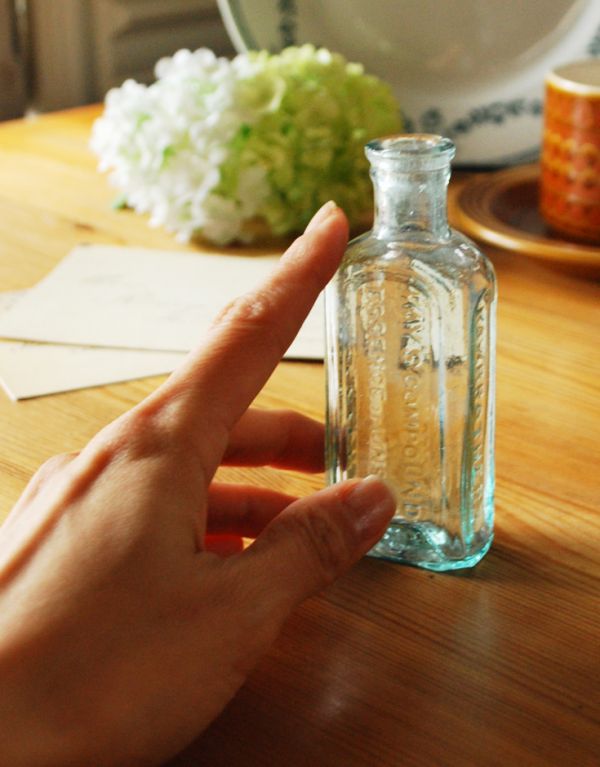 アンティーク雑貨 人気の英国インテリア雑貨 ガラスのアンティークボトル。いろんな大きさや形のものが見つかるガラスボトル。(k-1510-z)