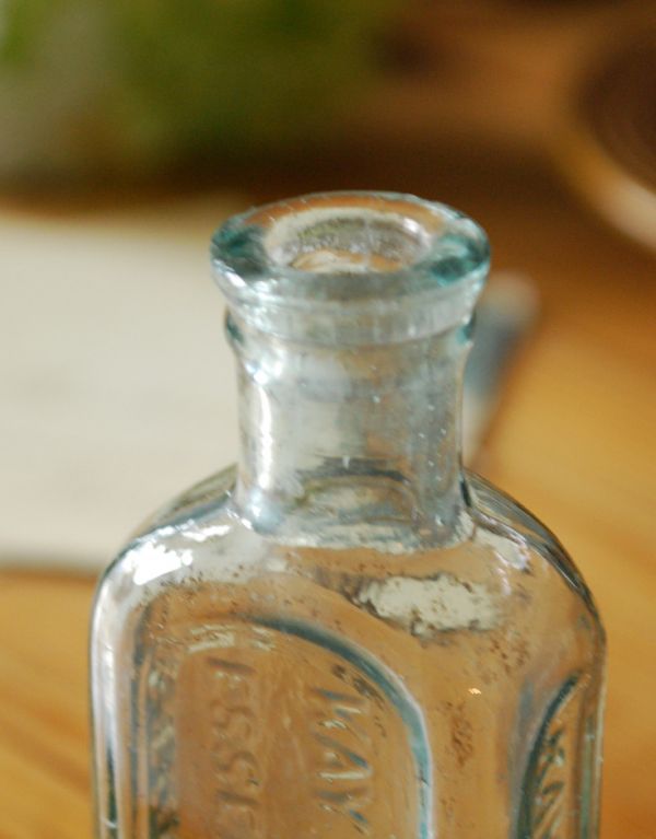 アンティーク雑貨 人気の英国インテリア雑貨 ガラスのアンティークボトル。アンティークのため、多少の欠け・傷がある場合がありますが、使用上問題はありませんので、ご了承下さい。(k-1510-z)