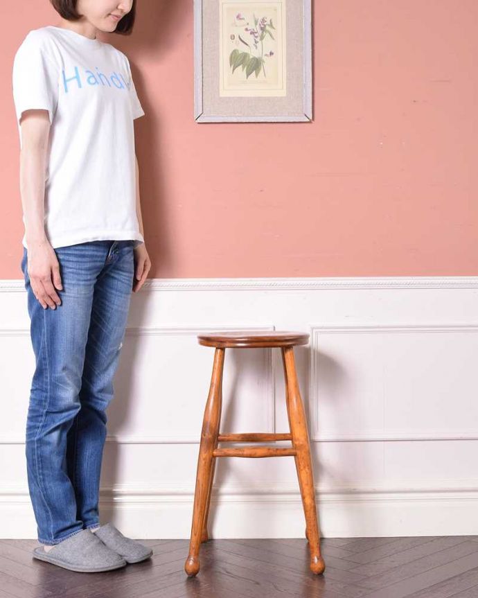 板座面　アンティーク チェア　丸い座面の素朴なイギリスで見つけたアンティークのハイスツール。気軽に使えるから、みんなに人気！背もたれがないスツールは気軽にどんな場所でも使えるから人気モノです。(k-1511-c)