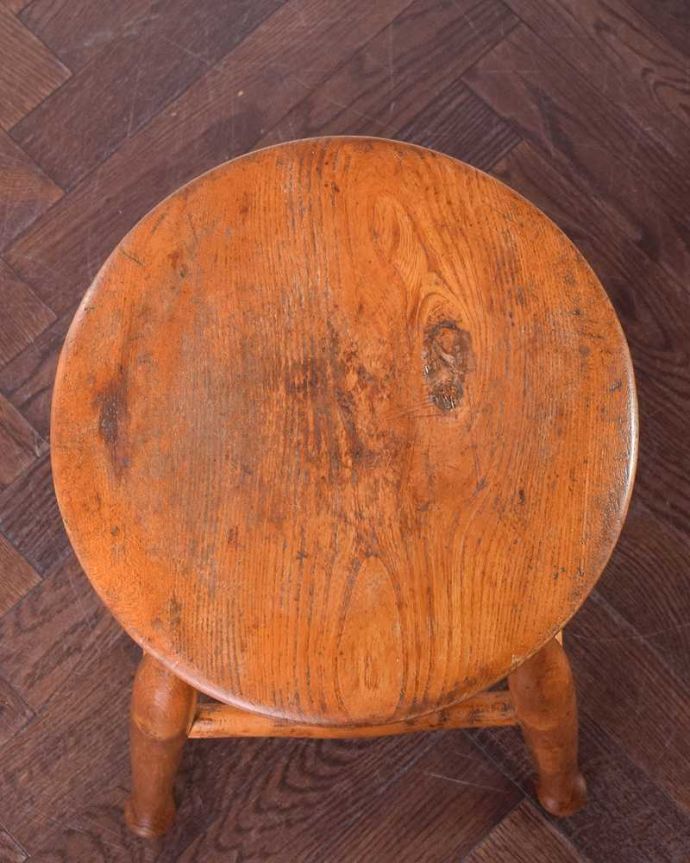 板座面　アンティーク チェア　丸い座面の素朴なイギリスで見つけたアンティークのハイスツール。丸みのある座面座ったり、荷物を置いたり、お花を飾ったり･･･いろいろ使えるアイテムです。(k-1511-c)