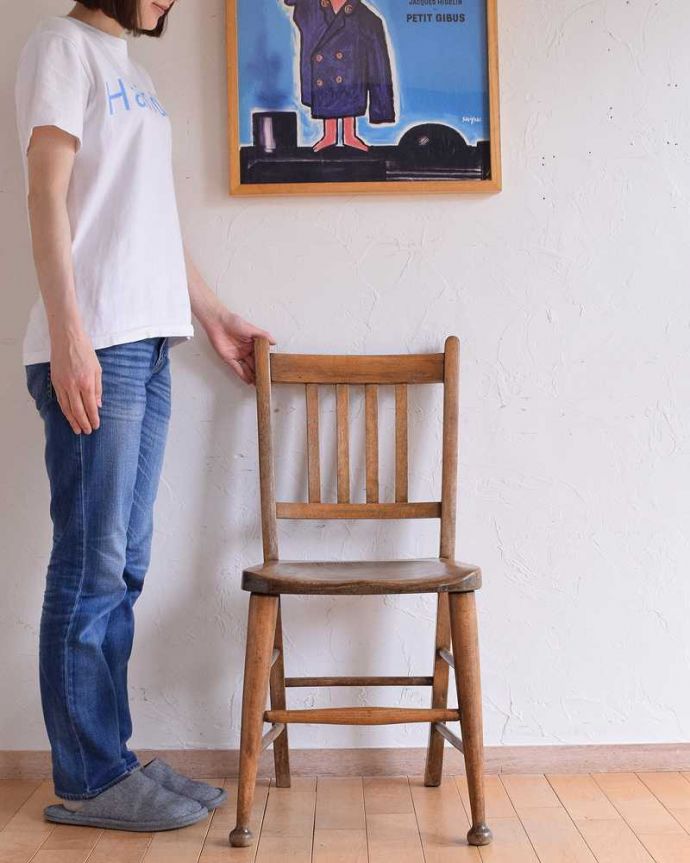 キッチンチェア　アンティーク チェア　素朴で温かい雰囲気のアンティークスクールチェア、イギリスの学校で使われていた椅子。学校用に作られた生徒さんのための椅子ムダがないデザインのスクールチェアは軽くて持ち運びもラク。(k-1512-c)