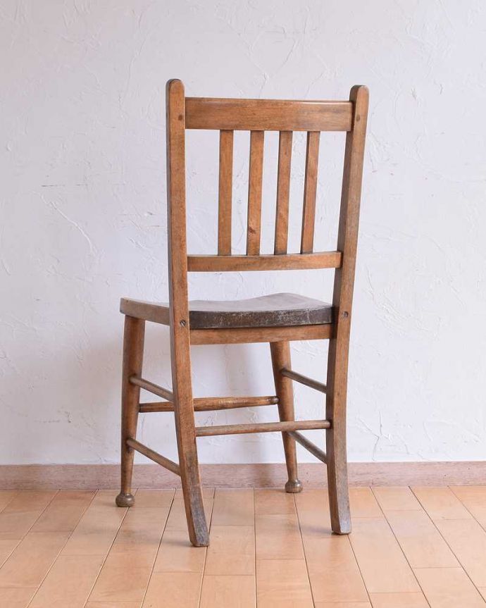 キッチンチェア　アンティーク チェア　素朴で温かい雰囲気のアンティークスクールチェア、イギリスの学校で使われていた椅子。後ろから見ても可愛いんです。(k-1512-c)