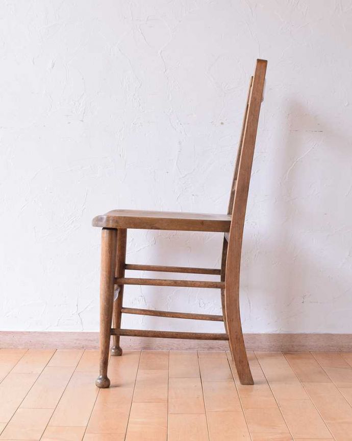 キッチンチェア　アンティーク チェア　素朴で温かい雰囲気のアンティークスクールチェア、イギリスの学校で使われていた椅子。横顔もほっこりデザイン横から見ても、なんだかほっこりぬくもりあるデザインです。(k-1512-c)