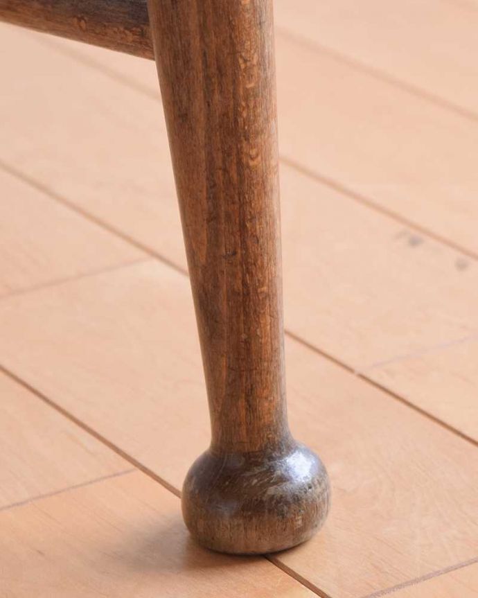 キッチンチェア　アンティーク チェア　素朴で温かい雰囲気のアンティークスクールチェア、イギリスの学校で使われていた椅子。床を滑らせて移動出来ますHandleではアンティークチェアの脚の裏にフェルトキーパーをお付けしています。(k-1512-c)