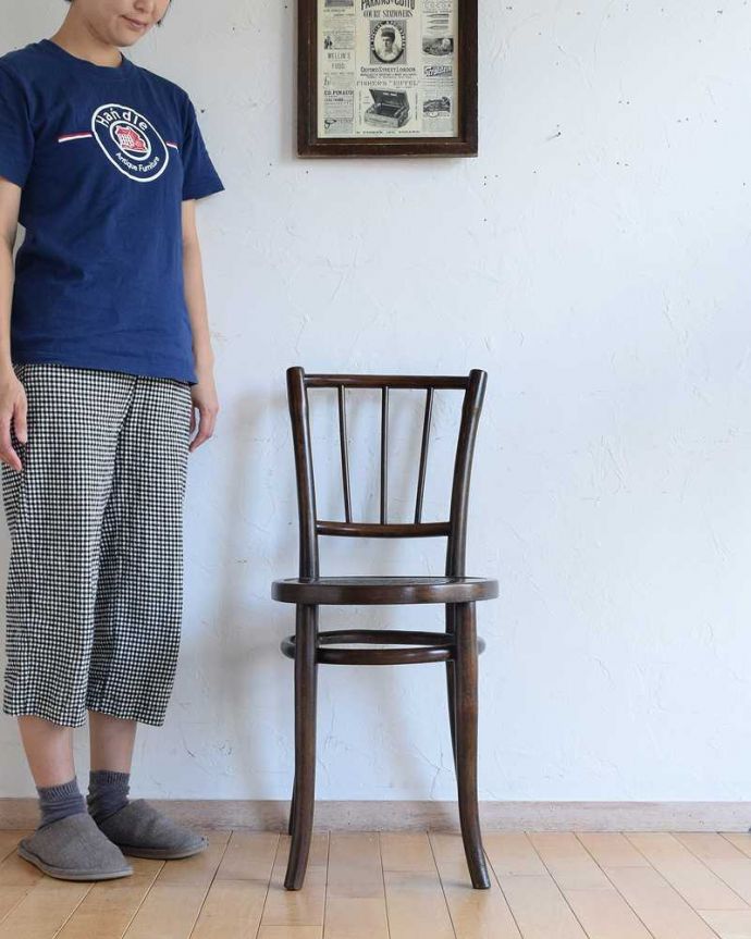 ベントウッドチェア アンティーク チェア 座面の模様もお洒落なイギリスのアンティークベントウッドチェア。一本の木をぐにゅっと曲げたベントウッドチェア背もたれのデザインが特長のベントウッドチェア。(k-1513-c)