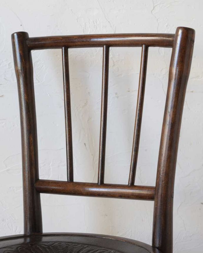 ベントウッドチェア アンティーク チェア 座面の模様もお洒落なイギリスのアンティークベントウッドチェア。美しいだけじゃなくて強い!背もたれは木を切り出しているのではなく、1本の木材を蒸気で蒸して曲げているので、繊維が断ち切られず粘りがあって丈夫なんです。(k-1513-c)