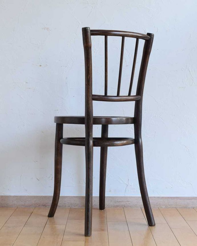 ベントウッドチェア アンティーク チェア 座面の模様もお洒落なイギリスのアンティークベントウッドチェア。後ろ姿にも自信があります!アンティークは新品ではないので経年変化によるキズはありますが、しっかり修復して組み直したので安心して座って頂けます。(k-1513-c)