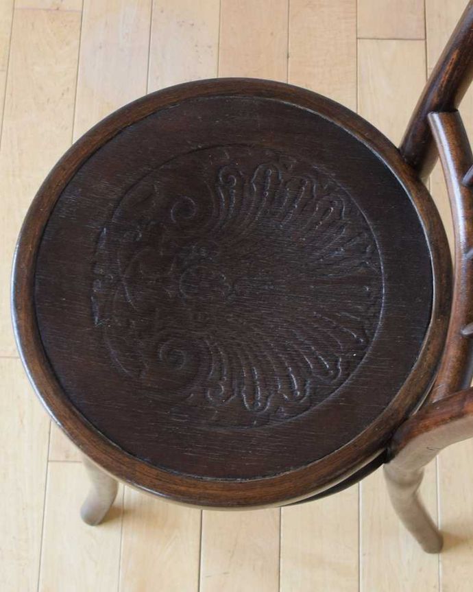 ベントウッドチェア アンティーク チェア 座面の模様もお洒落なイギリスのアンティークベントウッドチェア。座面にも個性があります背もたれだけじゃなく座面にも注目!丸みを帯びた可愛い座面がベントウッドの特長です。(k-1513-c)