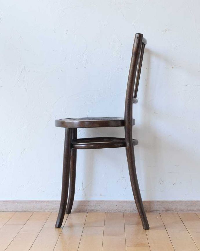 ベントウッドチェア アンティーク チェア 座面の模様もお洒落なイギリスのアンティークベントウッドチェア。横顔も英国らしいカッコよさ英国のパブの雰囲気たっぷりのベントウッドチェアは、横から見てもカッコイイんです。(k-1513-c)