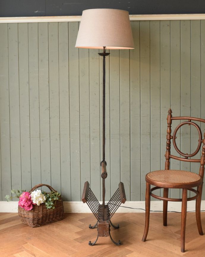 スタンドライト　照明・ライティング　フランス輸入のアンティーク照明、マガジンラック付きのフロアランプ（Ｂ22シャンデリア球付）。。(k-1513-f)