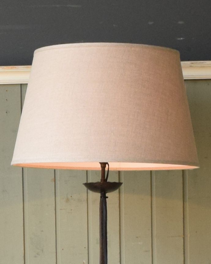 スタンドライト　照明・ライティング　フランス輸入のアンティーク照明、マガジンラック付きのフロアランプ（Ｂ22シャンデリア球付）。。(k-1513-f)