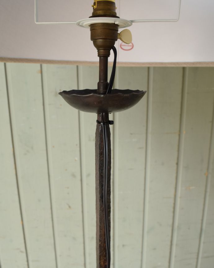 スタンドライト　照明・ライティング　フランス輸入のアンティーク照明、マガジンラック付きのフロアランプ（Ｂ22シャンデリア球付）。。(k-1513-f)