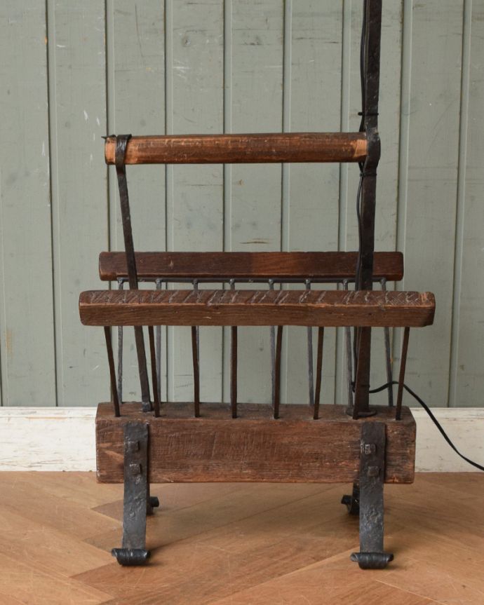 スタンドライト　照明・ライティング　フランス輸入のアンティーク照明、マガジンラック付きのフロアランプ（Ｂ22シャンデリア球付）。。(k-1513-f)