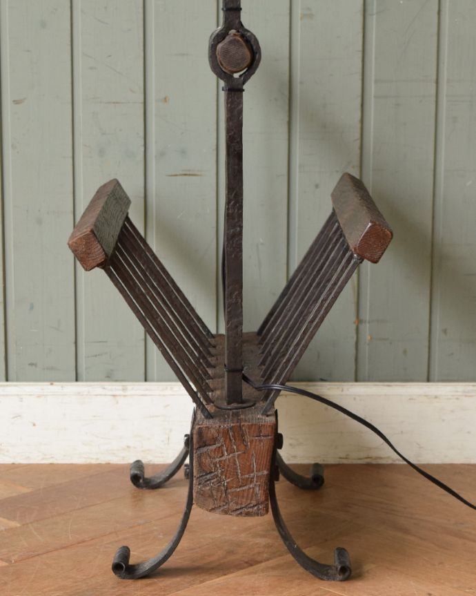 スタンドライト　照明・ライティング　フランス輸入のアンティーク照明、マガジンラック付きのフロアランプ（Ｂ22シャンデリア球付）。。(k-1513-f)