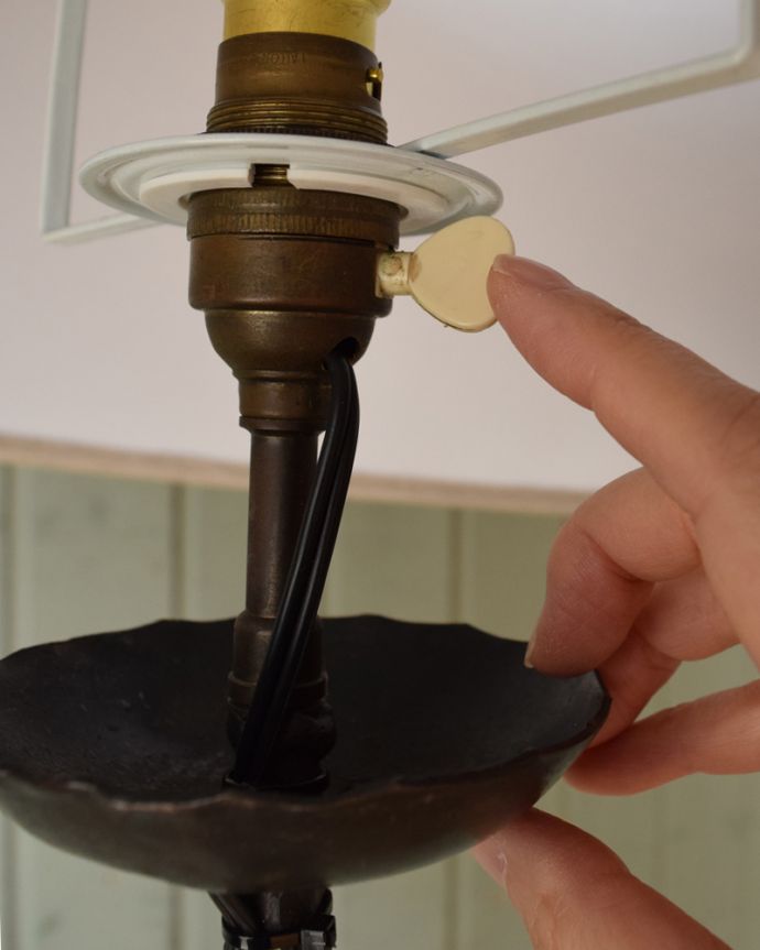 スタンドライト　照明・ライティング　フランス輸入のアンティーク照明、マガジンラック付きのフロアランプ（Ｂ22シャンデリア球付）。。(k-1513-f)