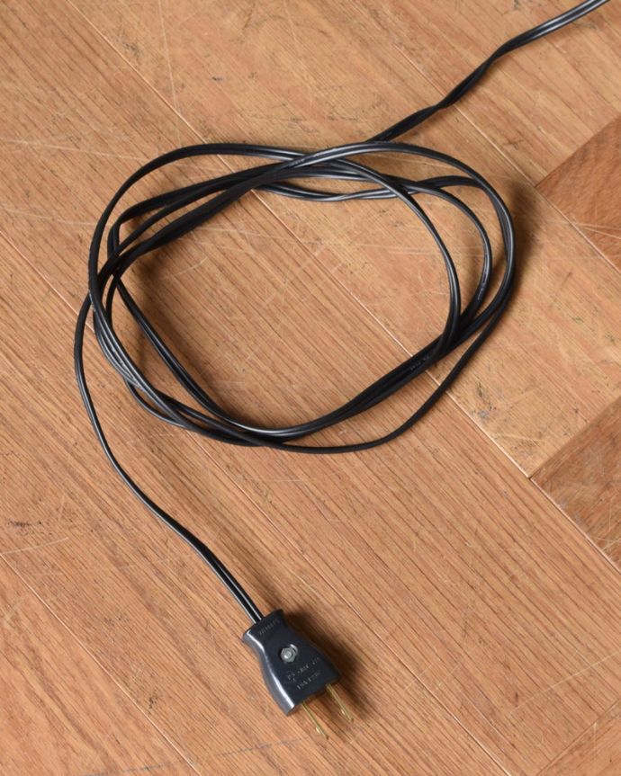 スタンドライト　照明・ライティング　フランス輸入のアンティーク照明、マガジンラック付きのフロアランプ（Ｂ22シャンデリア球付）。。(k-1513-f)