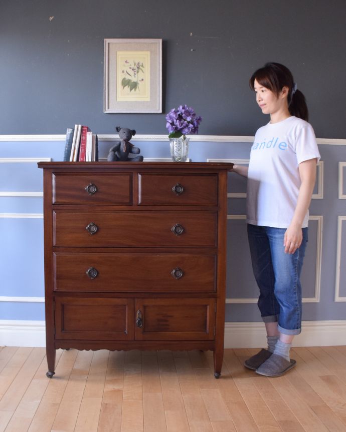 アンティークのチェスト　アンティーク家具　小さな扉が付いた英国家具らしいオシャレなアンティークカップボードチェスト（ウォルナット材）。品のあるウォルナット材の木目。(k-1515-f)