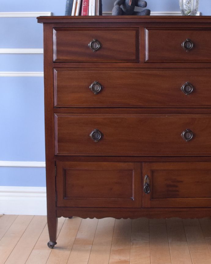 アンティークのチェスト　アンティーク家具　小さな扉が付いた英国家具らしいオシャレなアンティークカップボードチェスト（ウォルナット材）。落ち着きがあって高級な印象を与えてくれます。(k-1515-f)