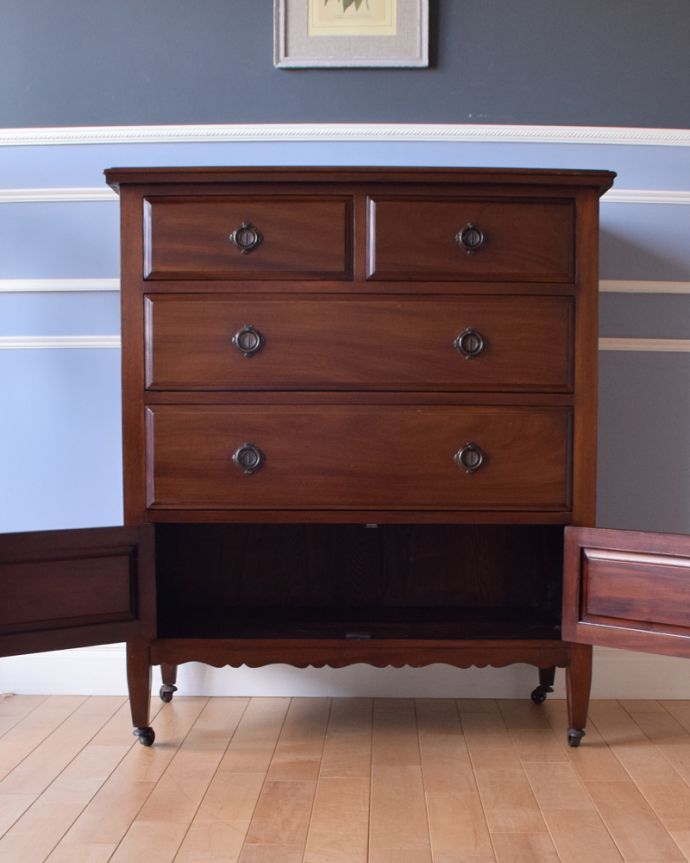 アンティークのチェスト　アンティーク家具　小さな扉が付いた英国家具らしいオシャレなアンティークカップボードチェスト（ウォルナット材）。食器や電球、本やDVDなど、なんでも日用品をしまえます。(k-1515-f)