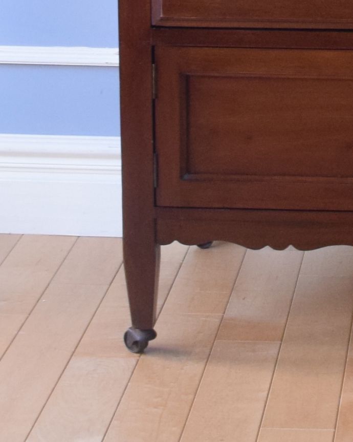 アンティークのチェスト　アンティーク家具　小さな扉が付いた英国家具らしいオシャレなアンティークカップボードチェスト（ウォルナット材）。調整したので、新しいものと比べるとスムーズではありませんが、ちゃんとコロコロ動きます。(k-1515-f)