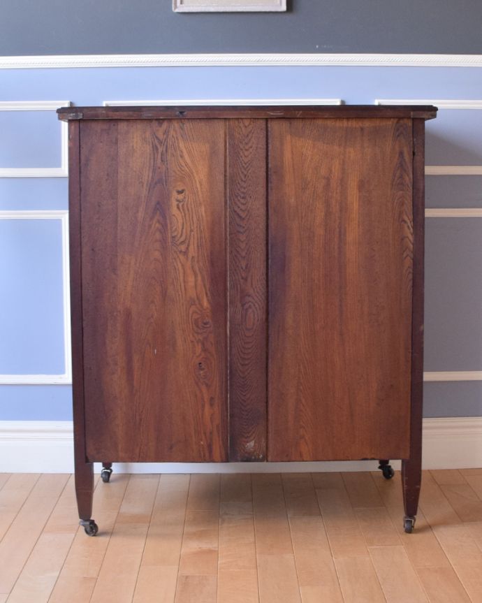 アンティークのチェスト　アンティーク家具　小さな扉が付いた英国家具らしいオシャレなアンティークカップボードチェスト（ウォルナット材）。※アンティークは新品ではないので、もちろん経年変化によるキズはありますが、専門の職人が目立たないようキレイにお直しをしているので、後姿までキレイです。(k-1515-f)