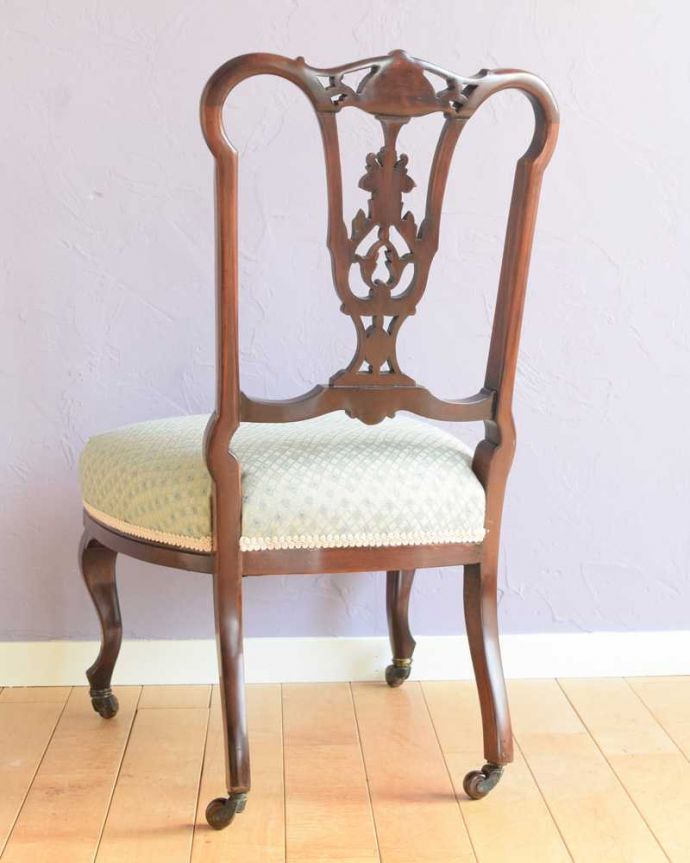 アンティークのサロンチェアの後ろ姿