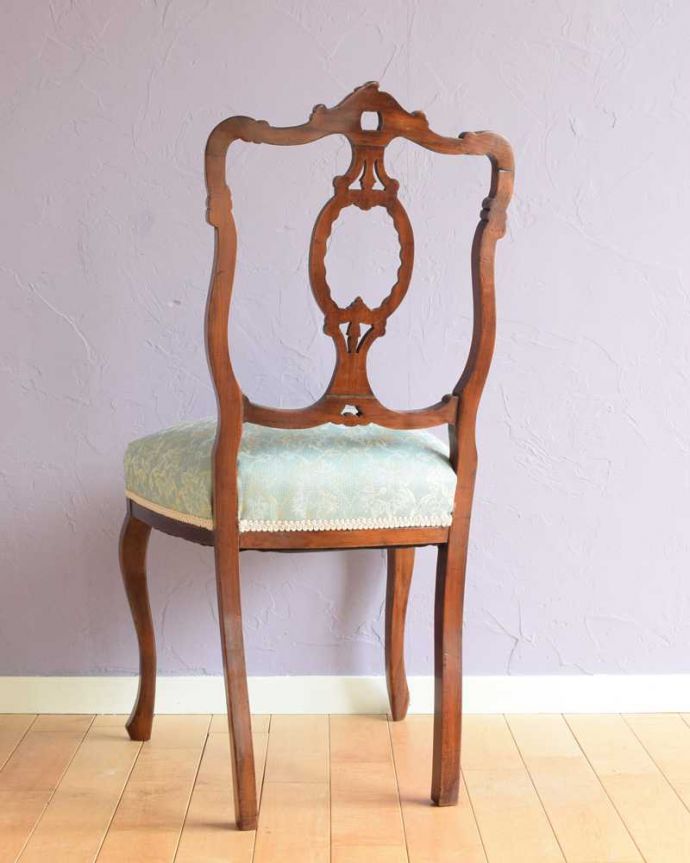 アンティークのサロンチェアの後ろ姿